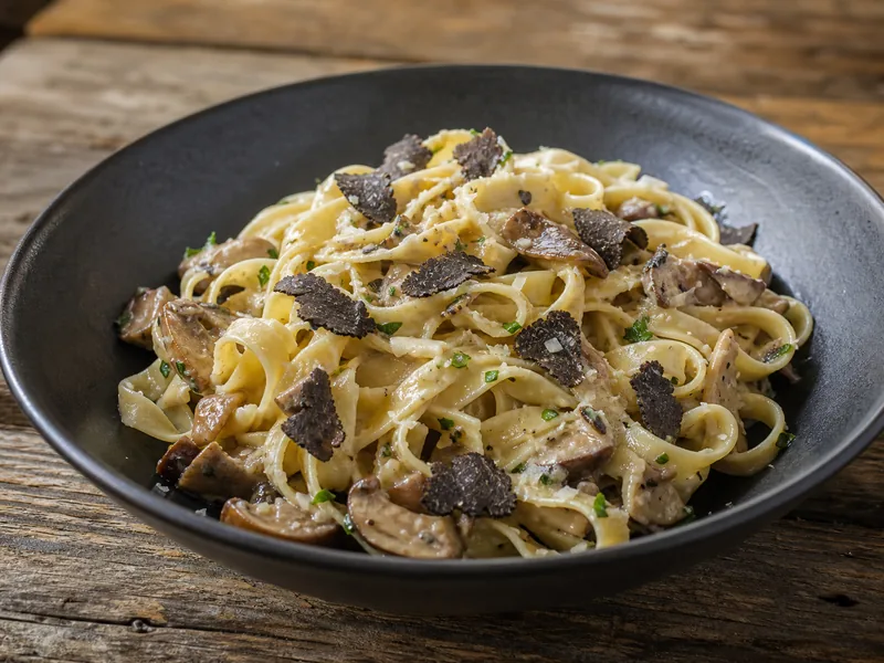 Danie Fettuccine z borowikami i truflą