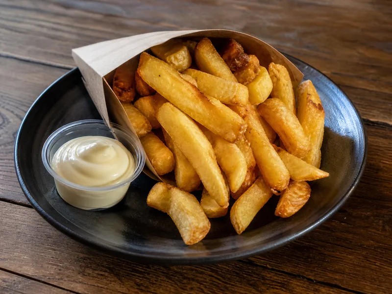 Frytki i streetfoodowy posiłek w pudełku.