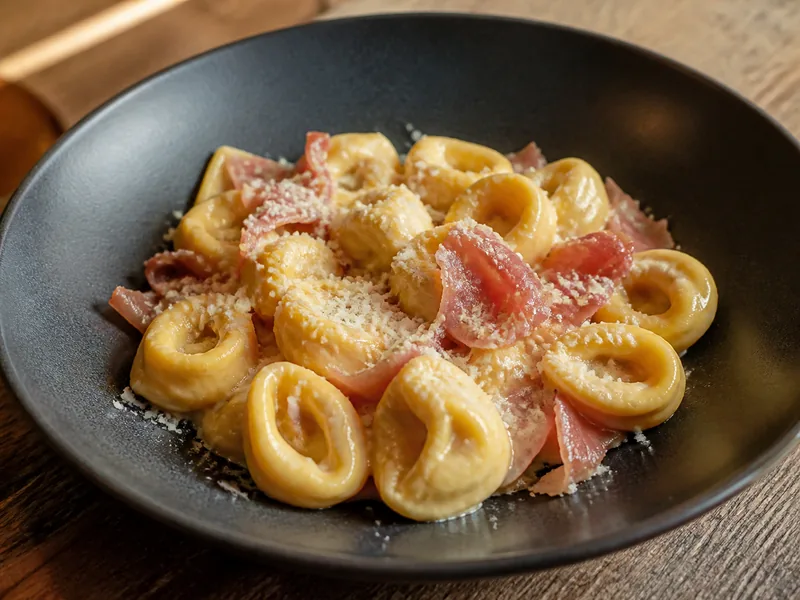 Danie Tortellini z szynką parmeńską